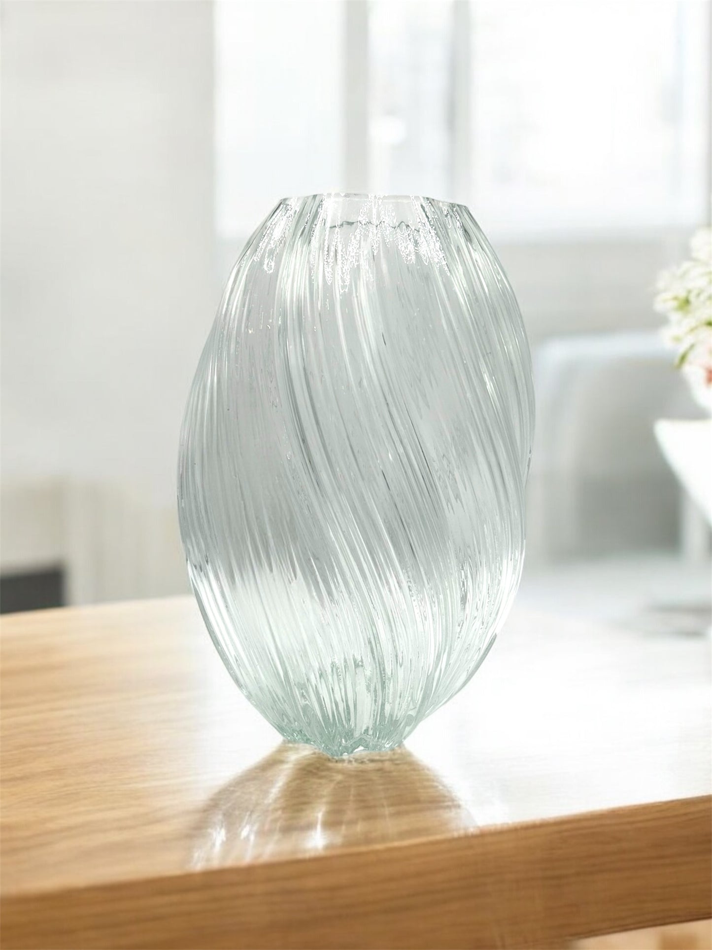 Vase transparent torsadé